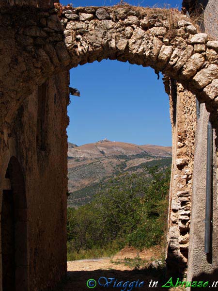 12-P8028698+.jpg - P8028698+.jpg - Panorama dal borgo. Sullo sfondo si nota, sulla sommità del monte, il castello di Rocca Calascio.